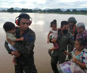 Los rescates convirtieron en verdaderos héroes a los cuerpos de socorro, al rescatar a las personas desde helicópteros.