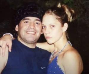 Mavys Álvarez y Maradona cuando fueron novios en el 2000. Foto: La Capital de Argentina.