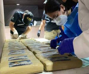 Las autoridades policiales realizaron el peritaje de la droga decomisada a Jerry Hynds al momento de su captura en Roatán. Foto: Ministerio Público