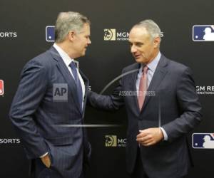 El director general de MGM Resorts James Murren, y el comisionado de las Grandes Ligas Rob Manfred dialogan tras una conferencia de prensa en Nueva York. Foto:AP