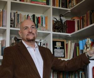 Paolantonio es también un reconocido dramaturgo y traductor, con obras de teatro que han estado en escena por más de 20 años.