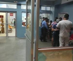 Los dos sobrevivientes al tiroteo fueron trasladados hasta el hospital con la esperanza de salvarles la vida.