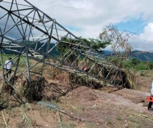 Los vientos huracanados de Iota provocaron la caída de algunas torres de cables de alta tensión.