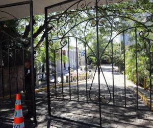 Solo el personal de seguridad en el portón de ingreso se observan en Casa Presidencial.