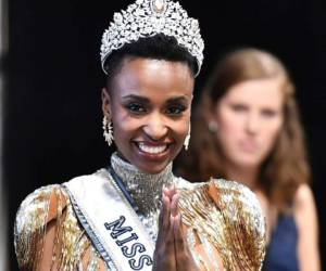 Zozibini Tunzi tiene 26 años y se coronó como la nueva Miss Universo 2019. Foto: AFP