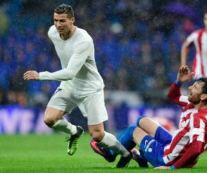 Bajo una intensa lluvia en el Santiago Bernabéu el Real Madrid encaminó la victoria con dos goles de Ronaldo antes de los 20 minutos. Foto: AFP