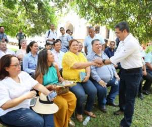 El presidente Juan Orlando Hernández se reunió la mañana del jueves con empresarios del turismo y alcaldes de los municipios de Omoa y Puerto Cortés.