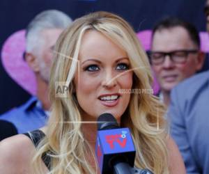 En esta imagen de archivo, tomada el 23 de mayo de 2018, la actriz porno Stormy Daniels habla durante un acto en el que recibiÃ³ la llave de la ciudad en West Hollywood, Califonia. (AP Foto/Ringo H.W. Chiu, archivo)