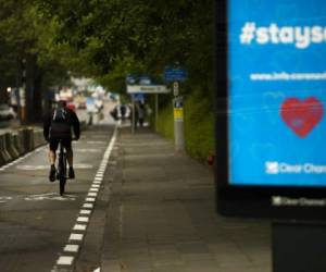 Un hombre monta una bicicleta por una ciclovía nueva, en Bruselas. Foto: AP.