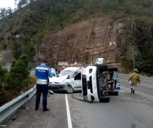 La patrulla de la Policía Nacional se volcó tras impactar con el otro vehículo.