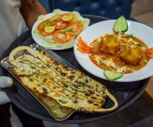 El famoso pan indio ahora es presentado con la forma de una mascarilla, mientras que las bolas de verduras fritas con salsa curri son moldeadas para que se asemejen a la apariencia del virus. AFP.