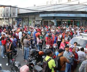 Colectivos del partido Libre se concentran en los bajos del Congreso Nacional tras una convocatoria atribuida al presidente del Legislativo, Luis Redondo, mientras los diputados de las distintas bancadas estaban también citados.