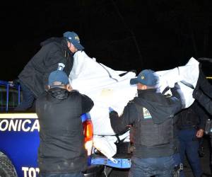 Miembros de las fuerzas de seguridad guatemaltecas proceden a retirar los cuerpos de las víctimas después de que al menos quince personas murieran en la noche del viernes y otras diecinueve resultaran heridas durante un accidente de un bus de transporte público en el oeste de Guatemala, según confirmaron este sábado los cuerpos de socorro.