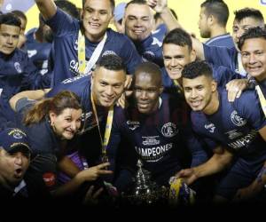 Los jugadores de Motagua celebran la copa 16 en su historia. Foto: El Heraldo.