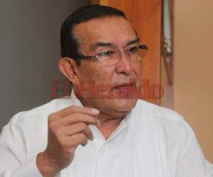 El ministro de Salud, Octavio Sánchez, fue el primero en llegar al Hospital Escuela Universitario para recibir a los interventores.