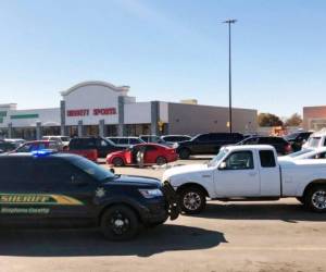 Dos de las víctimas estaban dentro de un automóvil y la tercera estaba en el estacionamiento frente a la tienda. Foto: AP.