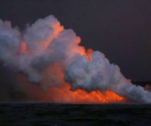 Defensa Civil indicó además que las constantes erupciones de la fisura 22 siguen alimentando otro peligroso cauce de lava que va al océano.