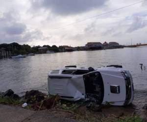 El vehículo de color blanco quedó con su parte frontal totalmente destruida tras el fuerte impacto.