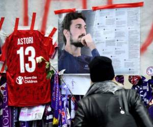 Con pancartas y una multitudinaria marcha le dieron el último adiós al capitán de la Fiorentina. (AFP)