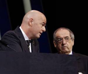 ARCHIVO - En imagen de archivo del miércoles 5 de junio de 2019, el presidente de la FIFA, Gianni Infantino, izquierda, conversa con el presidente de la Federación Francesa de Fútbol, Noël Le Graët, antes del inicio del 69no congreso de la FIFA, en París. Foto:AP