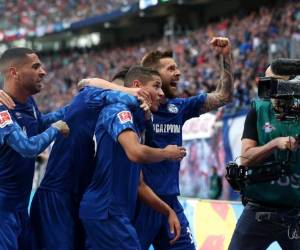 Timo Werner del Leipzig celebra tras anotar el cuarto gol del equipo junto a su compañero Kevin Kampl durante el partido contra Mainz por la Bundesliga, el domingo 24 de mayo de 2020. (Kai Pfaffenbach/pool vía AP)