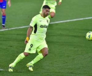 El 'Pistolero' no sólo rescató a su equipo con su puntería, sino que también alcanzó a su amigo y excompañero Lionel Messi en cabeza de la clasificación de goleadores con 11 dianas. Foto: AFP