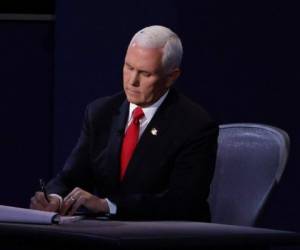 La mosca sobre Pence se convirtiera en la inesperada protagonista del evento, desatando memes y burlas en redes sociales. Foto: Twitter