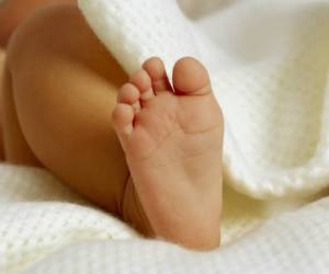 La mujer paria en la cocina o en la sala de su casa sin ayuda médica.