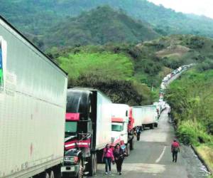 Así lucía de abarrotado el tramo que desde Honduras conduce a El Salvador. Las pérdidas son más en productos perecederos. Foto El Heraldo.