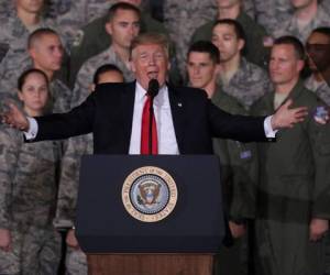 1. 'Si hacen algo, habrá grandes represalias', dijo Trump a bordo del avión presidencial Air Force One, de regreso a Washington desde Florida. Fotos: AFP/AP.