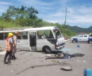 Uno de los buses quedó a un lado de la vía en la carretera CA-5 cerca de La Barca. Foto: EL HERALDO