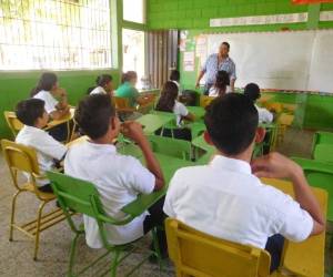 La actualización constante de los docentes y la evaluación a los alumnos ha permitido reducir la reprobación y deserción escolar, ya que los padres están obligados a enviar a sus hijos a la escuela.