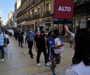 Las cifras de este jueves representan un incremento en las últimas 24 horas de 4,472 casos confirmados y 576 fallecidos. AFP.