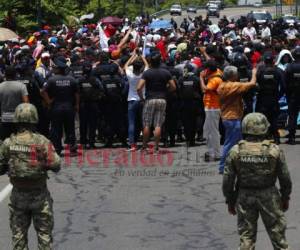 Cientos de migrantes hondureños salieron en caravana desde el país para ingresa a los Estados Unidos. Foto: Agencia AP.