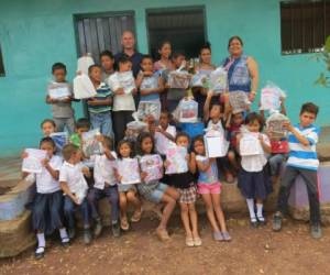 Los estudiantes de la colonia El Rosario se mostraron contentos luego de recibir los útiles. Foto: Juan C. Díaz/EL HERALDO