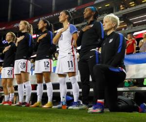 Megan Rapinoe # 15 se arrodilla durante el Himno Nacional antes del partido entre los Estados Unidos y los Países Bajos en Georgia Dome en Atlanta, Georgia. Foto: Agencia AFP.