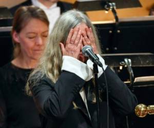 El público en el Concert Hall de Estocolmo, muchos con trajes y vestidos formales, la apoyó con aplausos mientras volvía a tratar de nuevo. Foto: AP