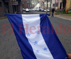 Los conductores de taxis, buses y mototaxis se han tomado las calles de la capital de Honduras. Foto: Stalin Irías/EL HERALDO