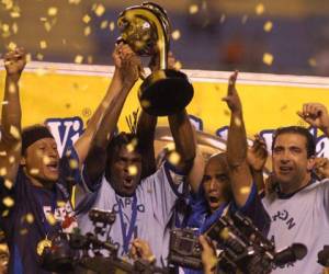 La Copa 11 fue muy esperada por los motagüenses en todo el país. Acá la levanta en 2007 el capitán Javier Martínez. Foto: El Heraldo.