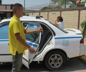 “Nos perjudica porque nosotros hacemos pagos de impuestos a la municipalidad y ellos no hacen ningún pago y nos hacen competencia desleal”, dicen taxistas que trabajan legalmente.