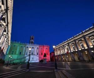 Los colores de la bandera italiana se proyectan en el edificio del Palazzo Senatorio en Capitoline Hill (Campidoglio) en Roma, durante el cierre del país destinado a frenar la propagación de la infección Covid-19. Foto: AFP.