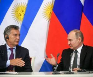 Mauricio Macri, presidente de Argentina, junto a Vladimir Putin, presidente de Rusia. (AFP)