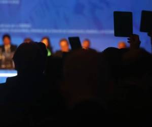 Representantes votan durante el 67th Congreso ordinario de la Conmebol en Santiago, Chile. (Foto: AFP)