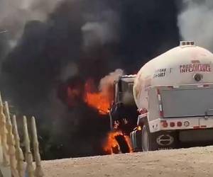 Las llamas rápidamente se pasaron al automotor sin que el fuego pudiera ser controlado.