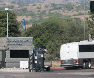 Un autobús traslada migrantes que serán liberados desde el centro de la Patrulla Fronteriza en Nogales, Arizona. (Foto: AP)