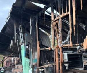 De acuerdo con los testimonios, el fuego se originó en una de las viviendas ubicadas en medio del predio.