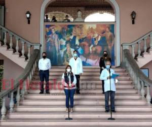 Autoridades de Salud, PAI y del CCNI durante la conferencia de prensa en Casa Presidencial. FOTO: Marvin Salgado/EL HERALDO