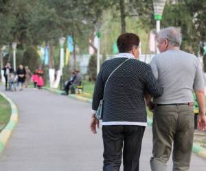 El mayor retroceso en un país rico lo registrará Estados Unidos, con una caída del puesto 43 al 64, al aumentar su esperanza de vida únicamente de 1,1 años, hasta 79,8 años. En cambio, China subirá del 68 al 39, indica el estudio financiado por la Fundación Bill y Melinda Gates.