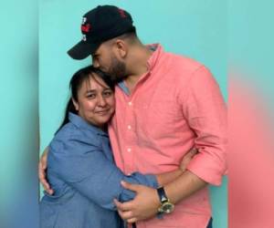 Luego de que el tribunal decidiera otorgarle medidas distintas a la prisión, Kevin y su madre se fundieron en un emotivo abrazo. Foto: Cortesía