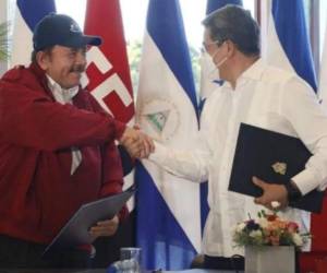 Daniel Ortega y Juan Orlando Hernández tras la firma del convenio marítimo entre ambas naciones.